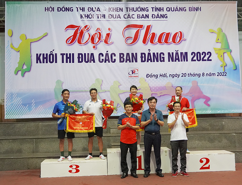 Đồng chí Trưởng ban Nội chính Tỉnh ủy Nguyễn Lương Bình, Ban tổ chức trao giải cho đội nhất, nhì, ba toàn đoàn.