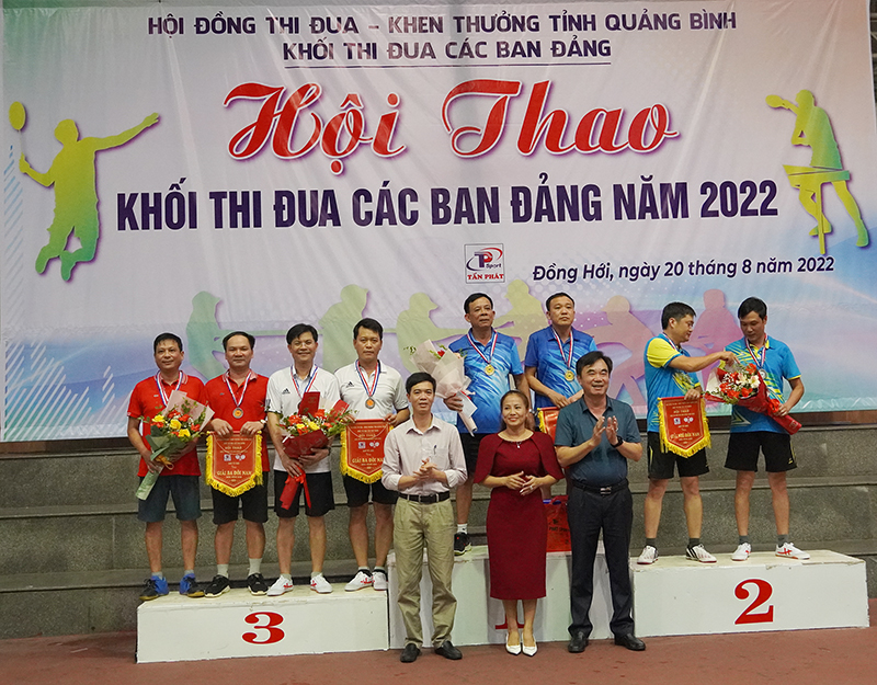 Đồng chí Trưởng ban Nội chính Tỉnh ủy Nguyễn Lương Bình và lãnh đạo Báo Quảng Bình, nhà tài trợ trao giải cho đội nhất, nhì, ba nội dung bóng bàn đôi nam.