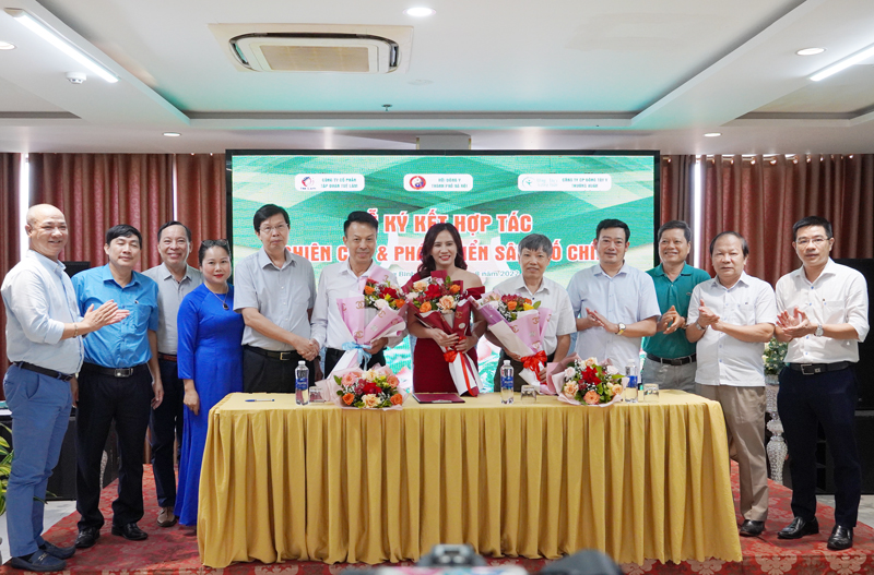 Đại diện lãnh đạo các sở, ngành liên quan của TP. Hà Nội và tỉnh Quảng Bình tặng hoa chúc mừng các đơn vị ký kết biên bản hợp tác.