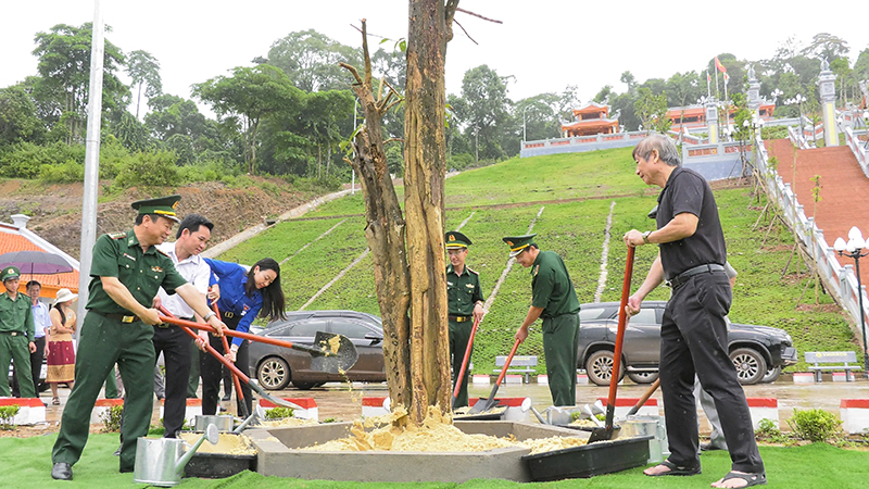 Đoàn công tác dâng trồng cây trong khuôn viên đền thờ