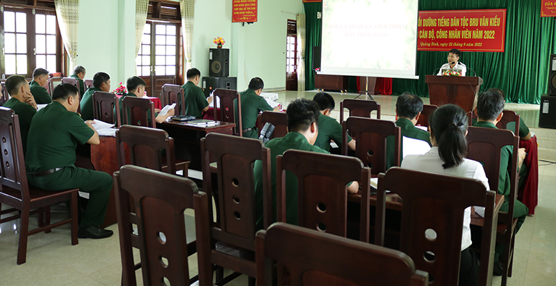 Các học viên được giáo viên truyền đạt tiếng dân tộc Bru- Vân Kiều.