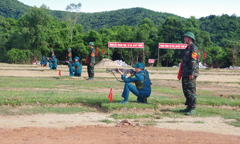 Các vận động viên thực hành kiểm tra bắn đạn thật bằng súng tiểu liên AK bài 1.