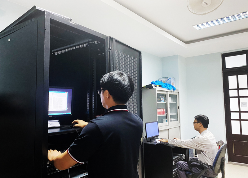 Cán bộ, nhân viên Trung tâm Công nghệ thông tin TN-MT đang cập nhật hệ thống CSDL đất đai ngành TN-MT Quảng Bình và số hoá hồ sơ tài liệu.