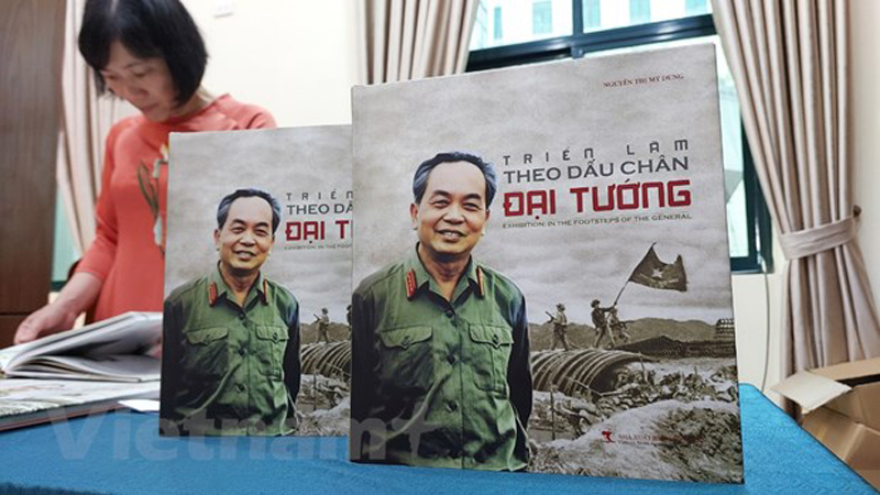 Cuốn sách được in song ngữ nhằm lan tỏa giá trị, ý nghĩa của Chiến dịch Điện Biên Phủ và chân dung Đại tướng Võ Nguyên Giáp. (Ảnh: Minh Thu/Vietnam+)