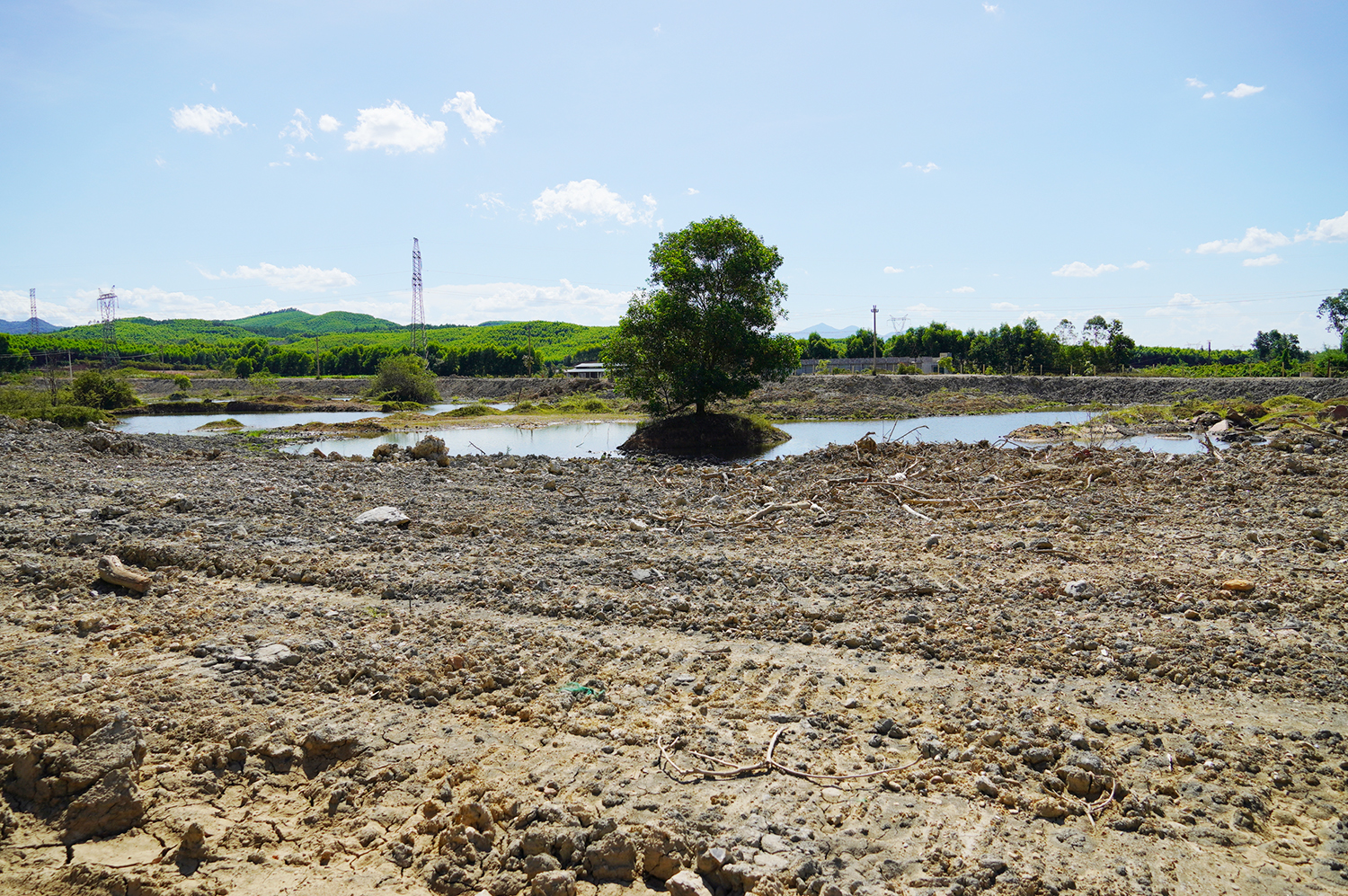 Một bãi đổ thải trên địa bàn xã Vĩnh Ninh (Quảng Ninh)