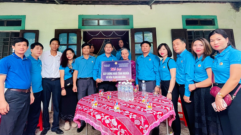 Đại diện các tổ chức Công đoàn trao số tiền hỗ trợ xây dựng nhà tình nghĩa cho bà Nguyễn Thị Hậu.