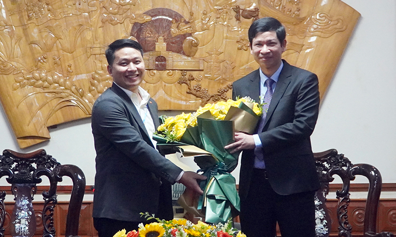 Đồng chí Phó Chủ tịch UBND tỉnh Hồ An Phong tặng hoa cho đại biểu Diễn đàn Thanh niên ASEAN mở rộng 2022
