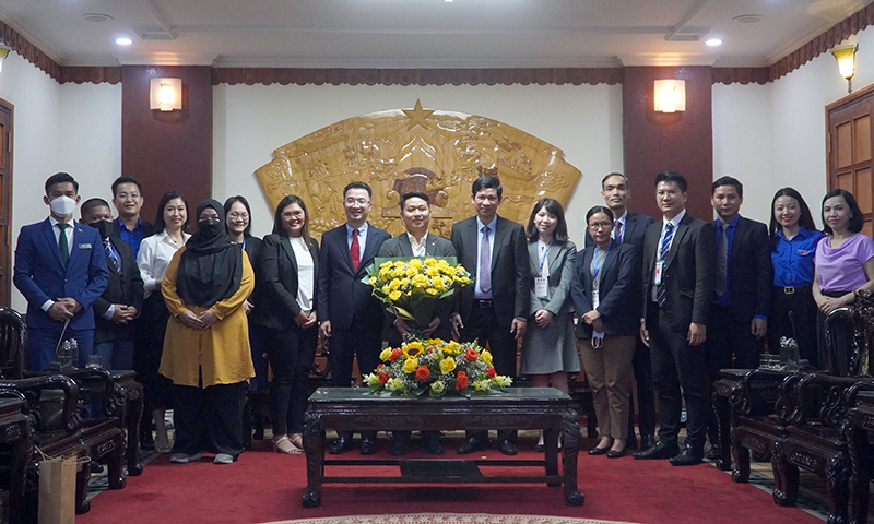 Đồng chí Phó Chủ tịch UBND tỉnh Hồ An Phong chụp ảnh lưu niệm cùng các đại biểu
