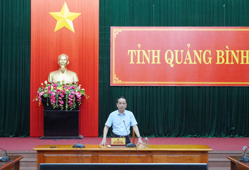  Đồng chí Phó Chủ tịch UBND tỉnh Phan Mạnh Hùng phát biểu kết luận tại cuộc họp.