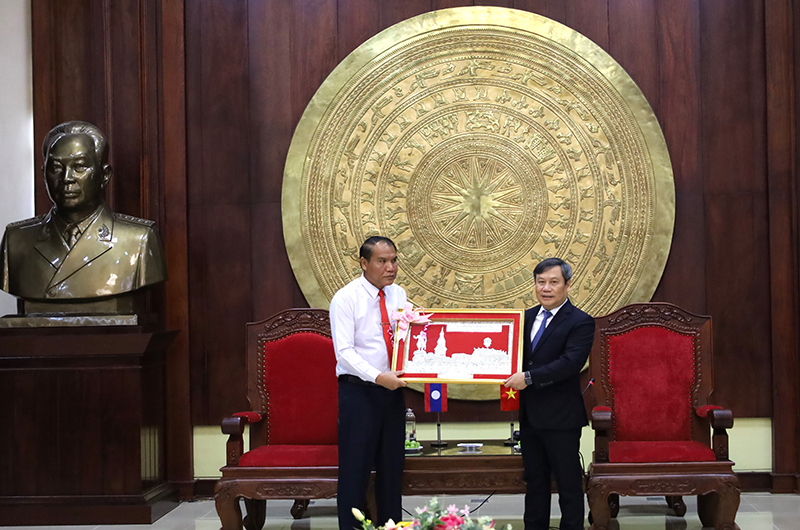 Đồng chí Trưởng ban Tổ chức tỉnh Khăm Muộn Sổm-chay Pha-ni-chăn tặng quà lưu niệm Thường trực Tỉnh ủy Quảng Bình.