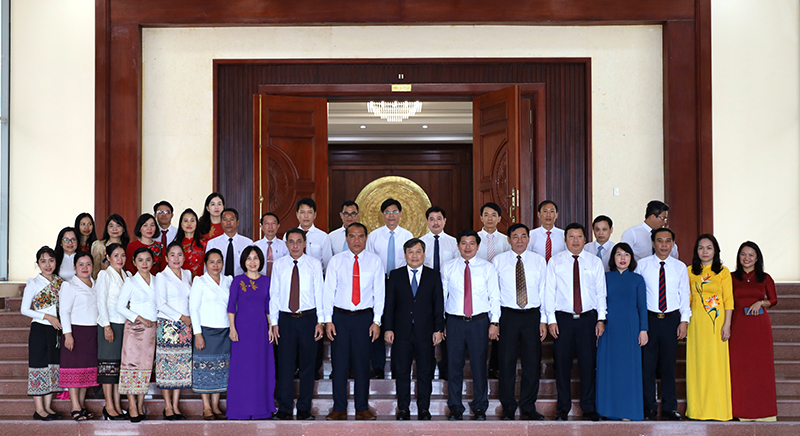  Đồng chí Bí thư Tỉnh ủy Vũ Đại Thắng và lãnh đạo, cán bộ Ban Tổ chức Tỉnh ủy Quảng Bình chụp ảnh lưu niệm với đoàn công tác.