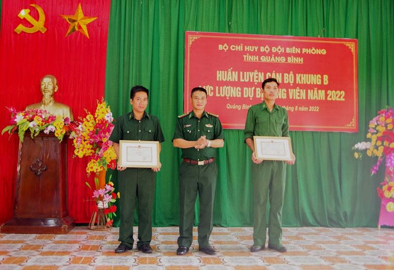 Đại diện lãnh đạo Bộ Chỉ huy BĐBP tỉnh trao tặng giấy khen cho cá nhân lực lượng DBĐV có thành tích xuất sắc trong đợt huấn luyện. 