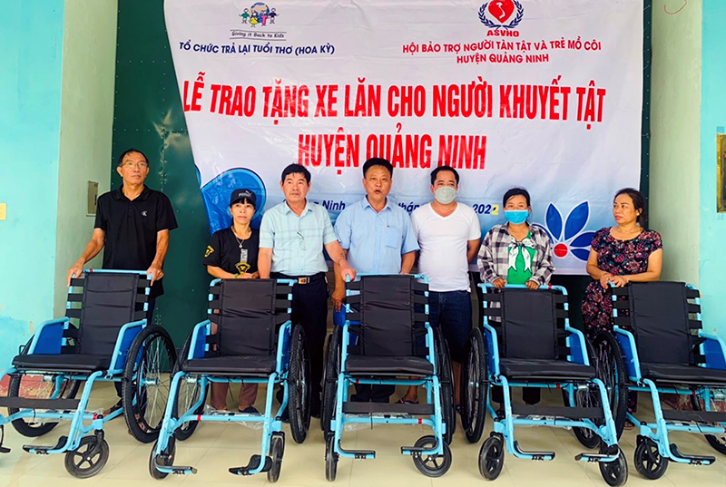 Đại diện Hội Bảo trợ người tàn tật và trẻ mồ côi huyện Quảng Ninh trao tặng xe cho người khuyết tật trên địa bàn.