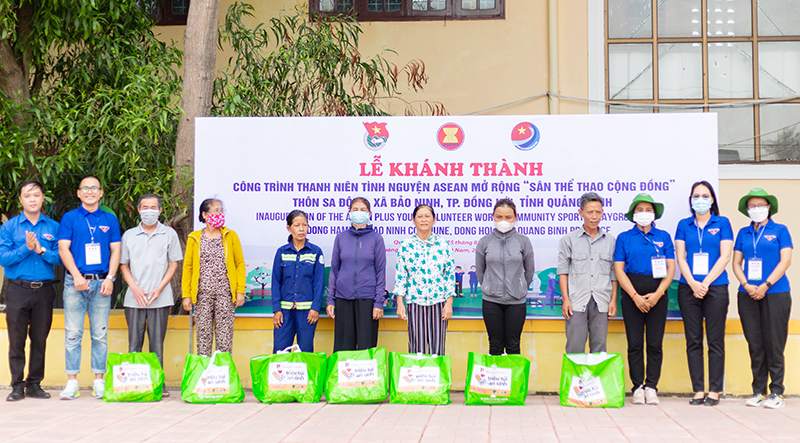 Đoàn đại biểu Diễn đàn Thanh niên Tình nguyện ASEAN+ trao túi quà an sinh cho các hộ dân khó khăn ở xã Bảo Ninh (Đồng Hới).