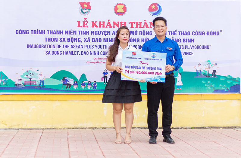  Đại diện lãnh đạo Tỉnh đoàn nhận bảng tượng trưng tiền hỗ trợ của nhà tài trợ xây dựng sân thể thao cộng đồng ở xã Bảo Ninh (Đồng Hới).