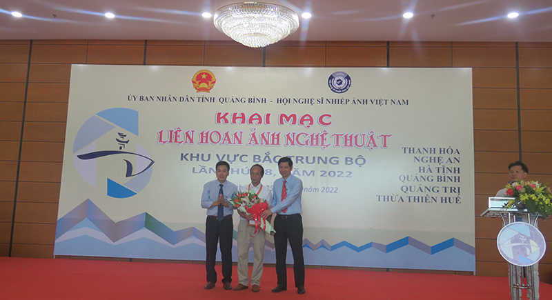 Ban tổ chức trao giải nhất cho NSNA Lê Đức Thành
