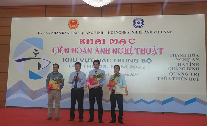 Hội NSNA Việt Nam tặng kỷ niệm chương Vì sự nghiệp nhiếp ảnh Việt Nam cho 3 cá nhân của tỉnh Quảng Bình