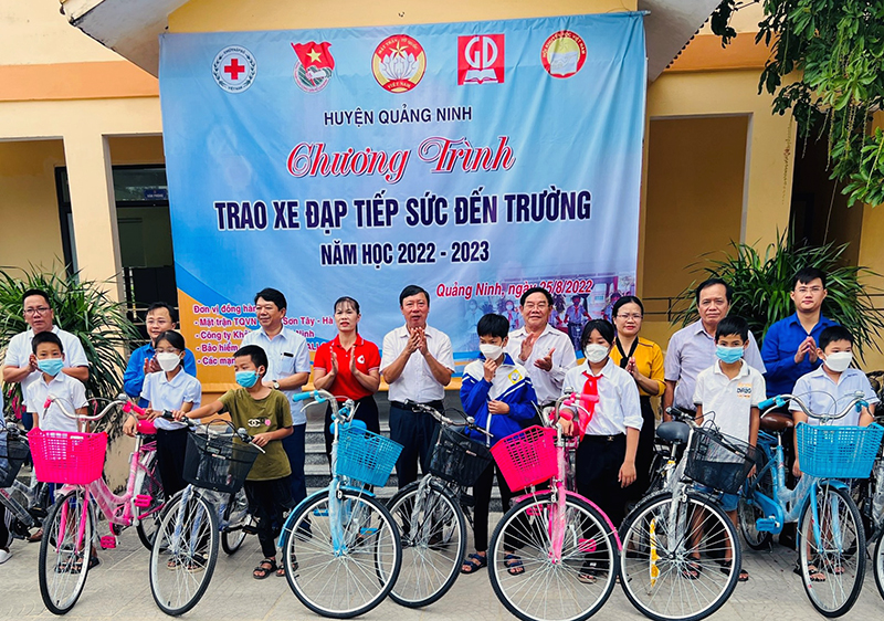 Đại diện các ban, ngành, đoàn thể huyện Quảng Ninh trao tặng xe đạp cho các em học sinh có hoàn cảnh khó khăn trên địa bàn huyện.