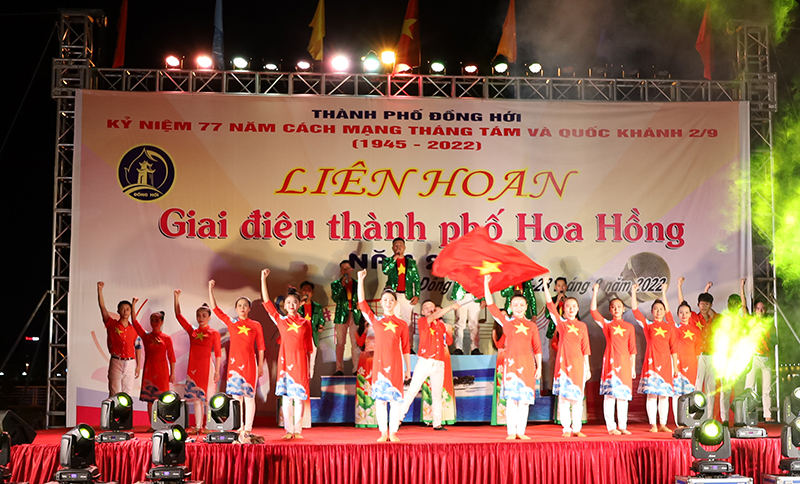 Tiết mục khai mạc “Giai điệu thành phố Hoa Hồng” năm 2022 do đơn vị xã Lộc Ninh trình bày.