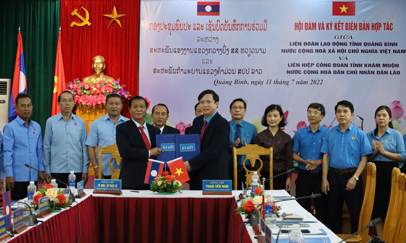 Lãnh đạo TCCĐ hai tỉnh Quảng Bình-Khăm Muộn ký kết biên bản hội đàm quan hệ hợp tác hữu nghị trong thời gian tới.