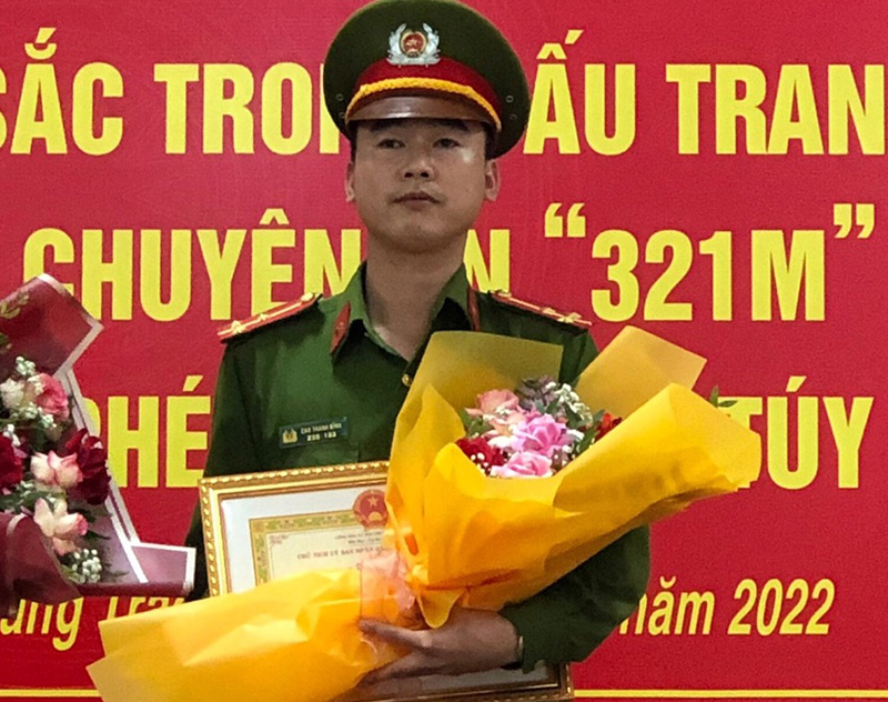 Đại úy Cao Thanh Bình được lãnh đạo các cấp khen thưởng vì có những thành tích xuất sắc trong công tác, bảo đảm sự bình yên cho nhân dân.