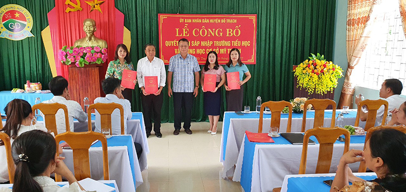 Đồng chí Phó Chủ tịch UBND huyện Bố Trạch Nguyễn Hữu Hồng trao quyết định bổ nhiệm các chức danh Ban giám hiệu Trường Tiểu học và THCS Mỹ Trạch.