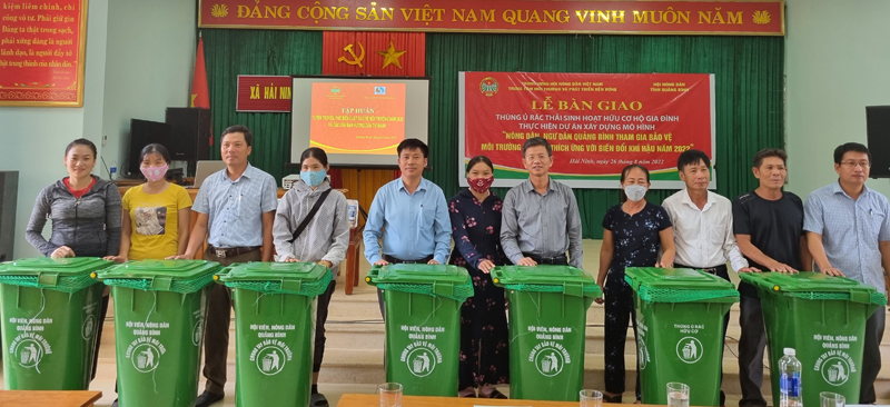 Đại diện lãnh đạo Hội Nông dân các cấp trao thùng ủ rác thải sinh hoạt cho các hộ gia đình
