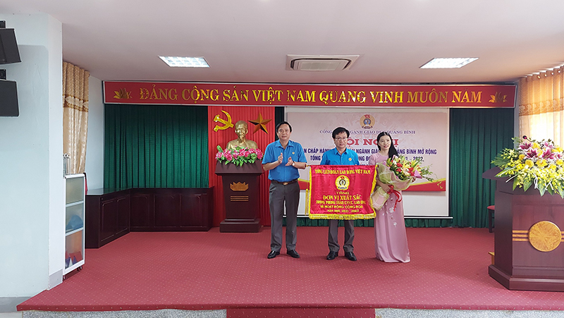 CĐN Giáo dục Quảng Bình vinh dự được Liên đoàn Lao động Việt Nam tặng Cờ thi đua