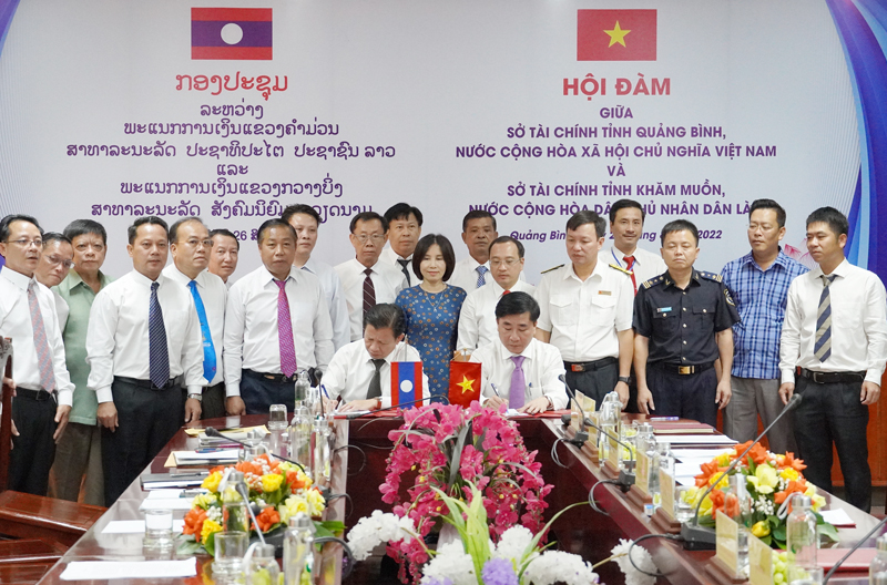 Lãnh đạo Sở Tài chính tỉnh Quảng Bình và tỉnh Khăm Muộn ký kết biên bản ghi nhớ.