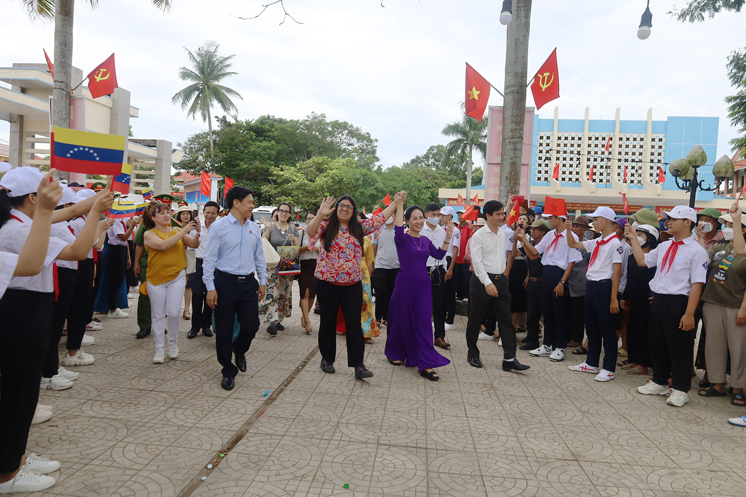 Chính quyền và nhân dân huyện Lệ Thủy đón đoàn công tác của Đại sứ quán Cộng hòa Bolivar Venezuela.