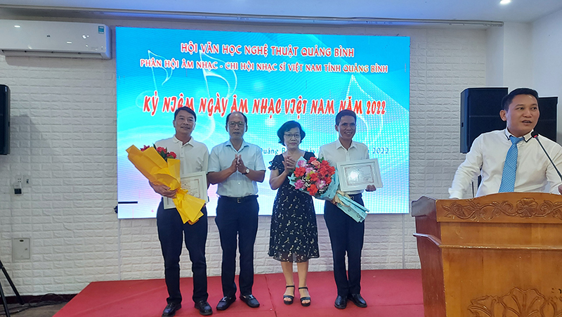 Đại diện Chi hội nhạc sỹ Việt Nam Quảng Bình trao giấy chứng nhận hội viên mới cho các nghệ sĩ