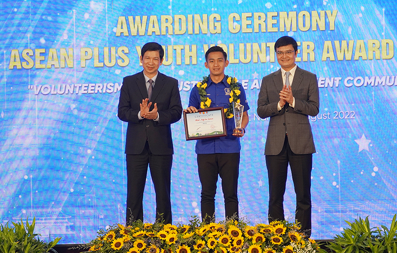  Đồng chí Bùi Quang Huy, Bí thư thứ nhất BCH Trung ương Đoàn và đồng chí Hồ An Phong, Phó Chủ tịch UBND tỉnh Quảng Bình trao giải cho các cá nhân.