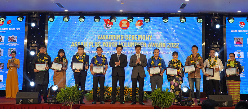  Đồng chí Bùi Quang Huy, Bí thư thứ nhất BCH Trung ương Đoàn và đồng chí Hồ An Phong, Phó Chủ tịch UBND tỉnh Quảng Bình trao giải cho các cá nhân.