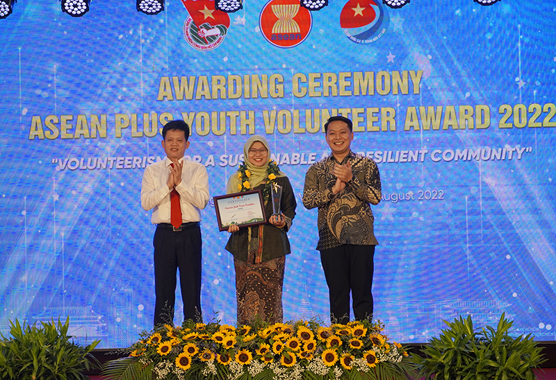  Đồng chí Lê Văn Bảo, Trưởng ban Dân vận Tỉnh ủy và đại diện Ban Thư ký ASEAN trao giải cho các tổ chức.
