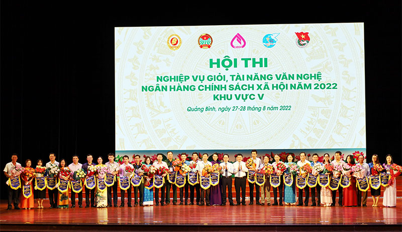 Đồng chí Phan Mạnh Hùng, Phó Chủ tịch UBND tỉnh và Ban Tổ chức hội thi trao hoa cho các đội thi