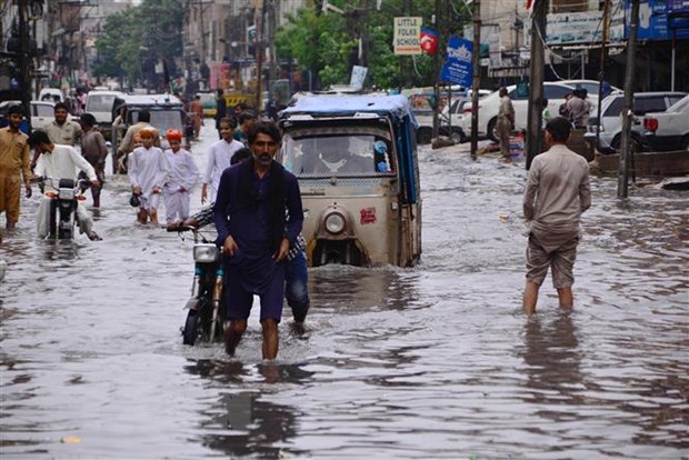 Cảnh ngập lụt sau những trận mưa lớn tại Hyderabad, Pakistan. (Ảnh: THX/TTXVN)