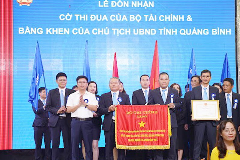Công ty Bảo Việt Nhân thọ Quảng Bình đón nhận cờ thi đua của Bộ Tài chính và bằng khen của Chủ tịch UBND tỉnh Quảng Bình.
