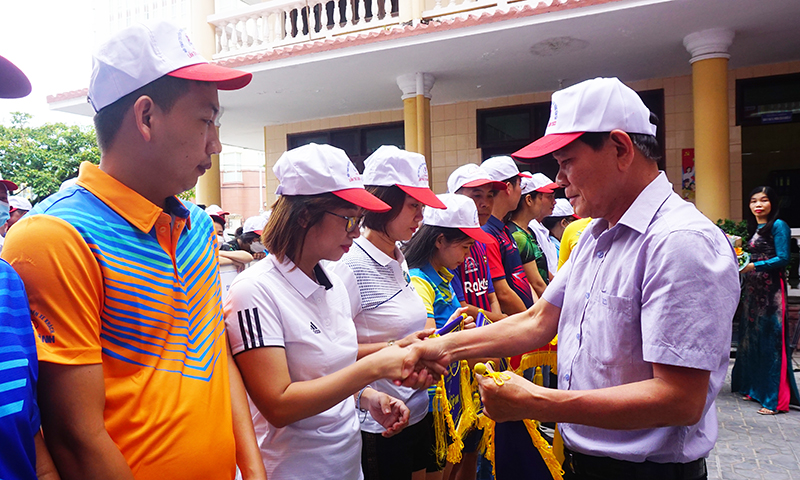 Đại diện lãnh đạo Sở GTVT trao cờ lưu niệm cho các đơn vị tham gia hội thao.
