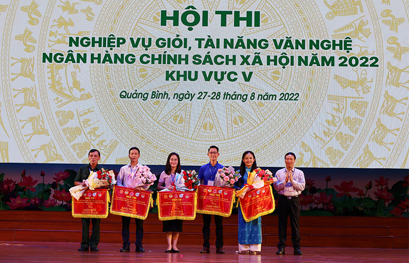 Ban Tổ chức cuộc thi trao giải nhất phần thi tài năng văn nghệ cho đội Quảng Bình