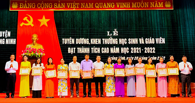 Lãnh đạo huyện Quảng Ninh trao thưởng cho giáo viên có thành tích xuất sắc trong năm học 2021-2022.