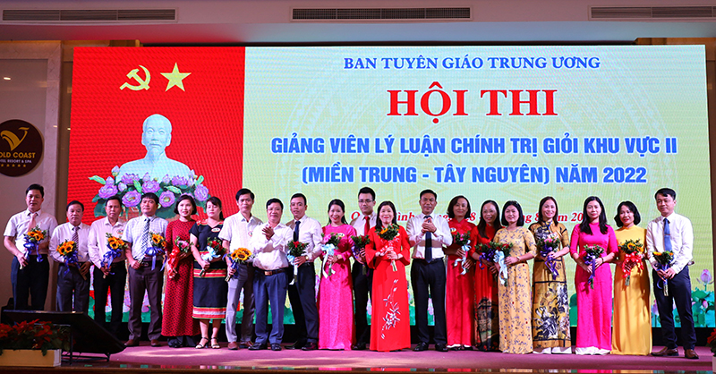 Lãnh đạo Vụ lý luận chính trị, Ban Tuyên giáo Trung ương và Ban Tuyên giáo Tỉnh ủy Quảng Bình tặng hoa cho các thí sinh.
