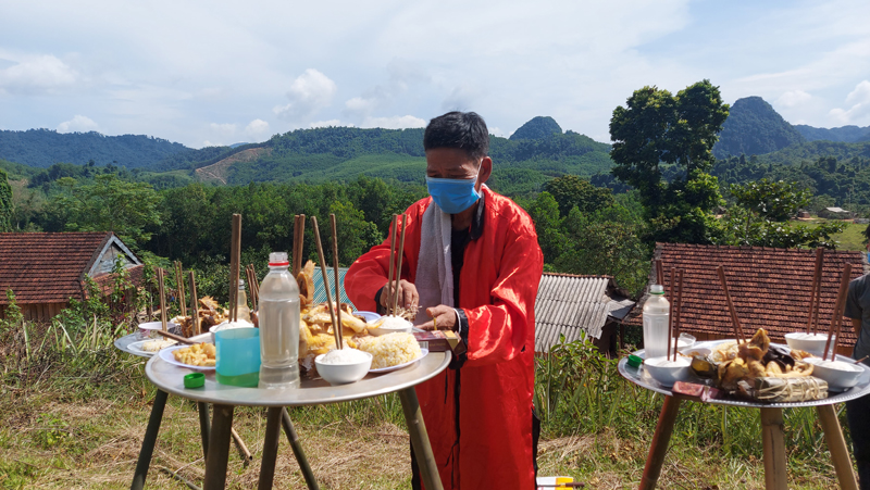 Già làng, thầy cúng Cao Văn Ngụ ở bản Kè, xã Lâm Hóa (Tuyên Hóa) bắt đầu lễ cúng thần rừng.