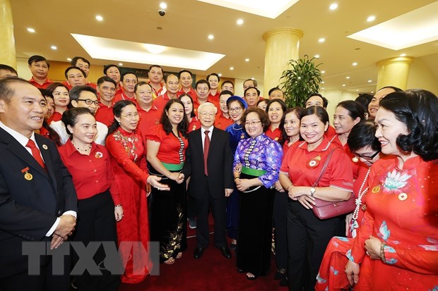 Tổng Bí thư Nguyễn Phú Trọng với đại biểu về dự Đại hội đại biểu toàn quốc Hội Chữ thập Đỏ Việt Nam. (Ảnh: Trí Dũng/TTXVN)