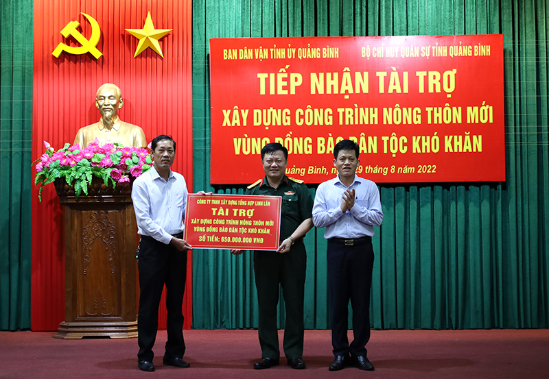 Đồng chí Trưởng ban Dân vận Tỉnh ủy Lê Văn Bảo và đại diện lãnh đạo Bộ CHQS tỉnh tiếp nhận số tiền ủng hộ từ đại diện Công ty TNHH Xây dựng tổng hợp Linh Lân.