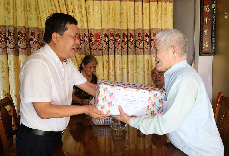 Bí thư Thành ủy Đồng Hới Trần Phong tặng quà ông Hà Huy Đức.