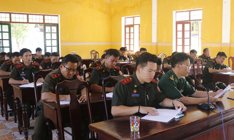 Các cán bộ, chiến sĩ của lực lượng bảo vệ biên giới tỉnh Khăm Muộn chăm chú nghe giảng trong giờ huấn luyện lý thuyết.