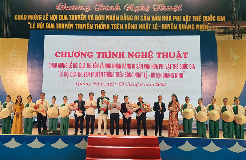 Đồng chí Phó Bí thư Thường trực Tỉnh uỷ Trần Hải Châu và lãnh đạo huyện Quảng Ninh tặng hoa chúc mừng các nghệ sỹ.