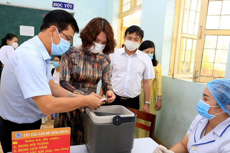 Thứ trưởng Nguyễn Thị Liên Hương kiểm tra công tác tiêm chủng tại Trường THPT Lương Văn Chánh, Phú Yên - Ảnh: VGP/HM