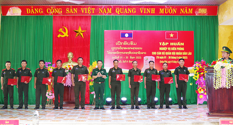 Đại tá Trịnh Thanh Bình, Chỉ huy trưởng trao Chứng nhận hoàn thành đợt tập huấn. 