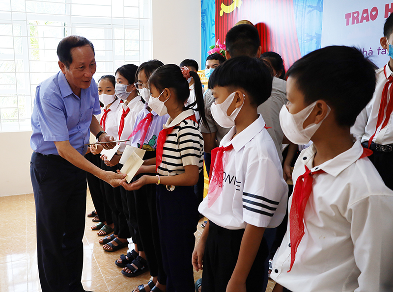 Phó Chủ tịch Hội Khuyến học tỉnh Nguyễn Văn Sơn trao học bổng cho học sinh Trường THCS TT. Phong Nha (huyện Bố Trạch).